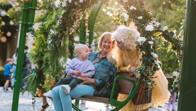 Elfje op de Elfentroon op het Ton van de Ven Plein in de Efteling