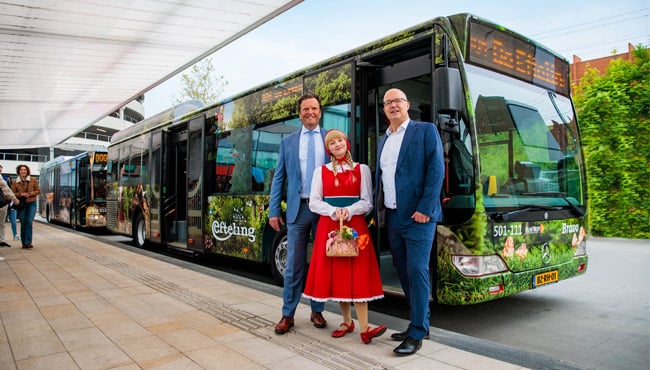 jan pieter been met roodkapje en fons jurgens bij de nieuwe efteling bussen