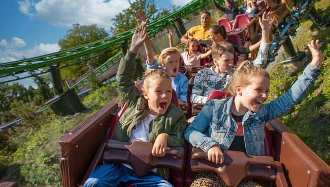 kinderen zitten in de achtbaan max en moritz