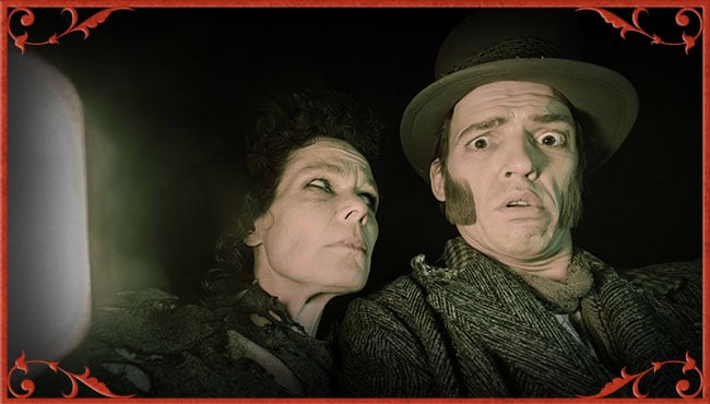 virginie en otte kijken angstig in het donker