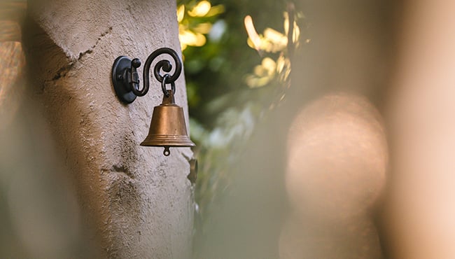 Detailfoto van een bel bij het Paddenstoelendorp in het Sprookjesbos