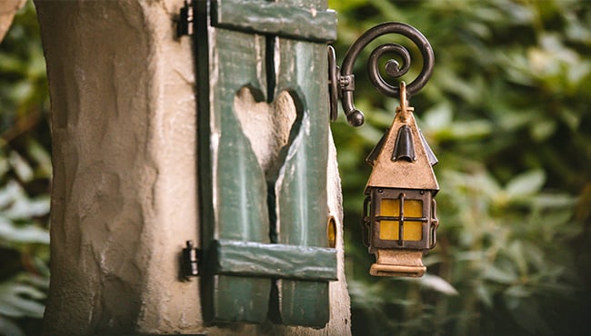 Detailfoto van een lamp en raampje bij het Paddenstoelendorp in het Sprookjesbos