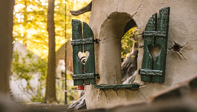 Detailfoto van een raampje bij het Paddenstoelendorp in het Sprookjesbos