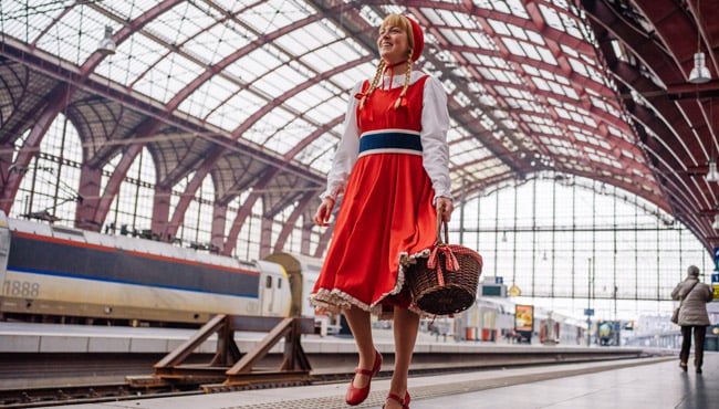 Sneeuwwitje lopend op het perron in het station van Antwerpen