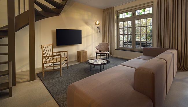 Impressie van de woonkamer van een vernieuwde vakantiewoning in Efteling Bosrijk.