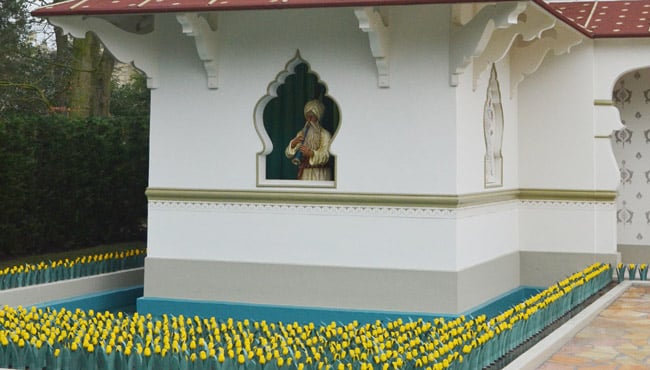 De Fakir blaast op zijn fluit, waardoor de tulpen omhoog komen