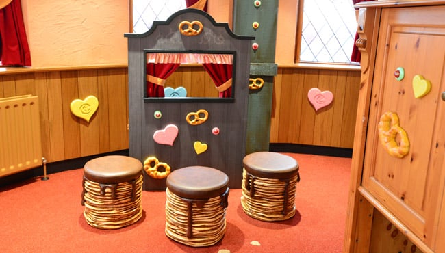 De poppenkast in de Hans en Grietje Suite in het Efteling Hotel