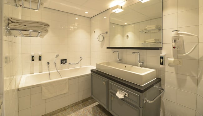 Badkamermeubel en bad in de Hans en Grietje themasuite.