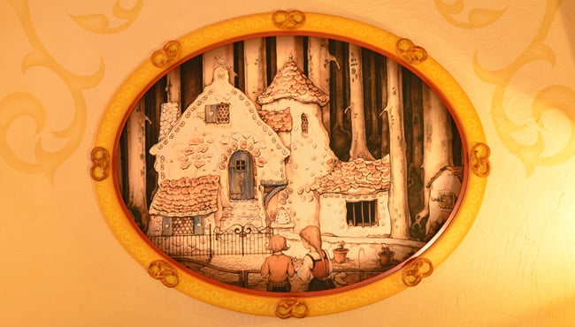 Anton Pieck tekening van Hans en Grietje op de wand.