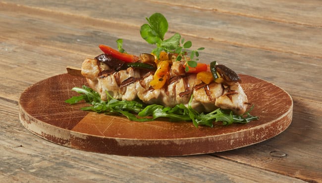 Gegrilde kipspies met zongedroogde tomatenspread, rucola en gegrilde groenten.