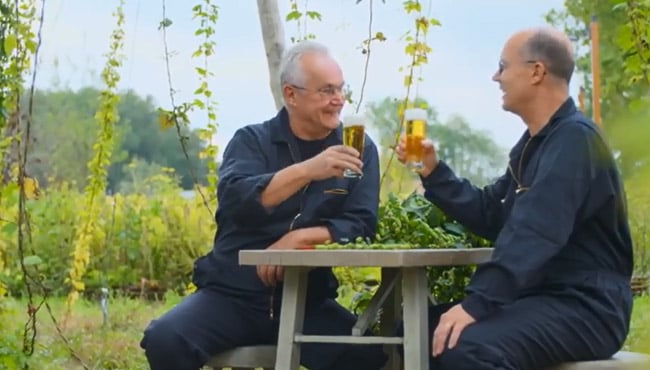Meesterbrouwer Gerard en assistent-brouwer en Algemeen Directeur van de Efteling, Fons Jurgens proeven het nieuwe biertje.