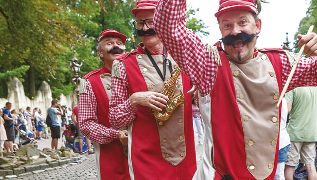 De Harmonie van Drie, tijdens de Bonte Stoet voorafgaand aan het Negen Pleinen Festijn.