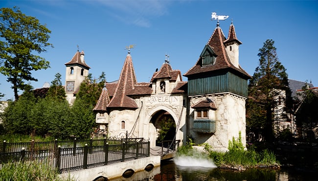De toegangspoort van themagebied Raveleijn in de Efteling.