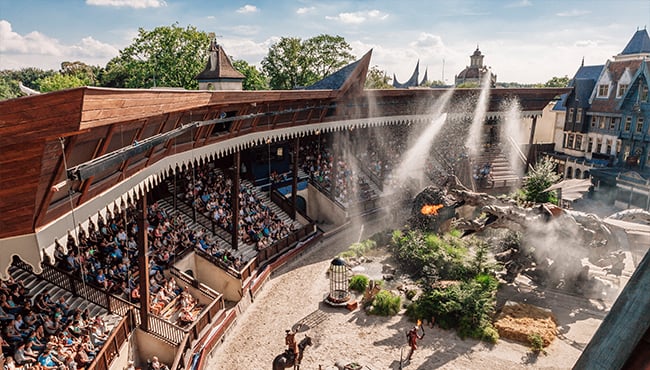 Bovenaanzicht van de tribune van parkshow Raveleijn in de Efteling.