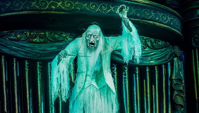 Decoratieve dirigent in de attractie Danse Macabre.