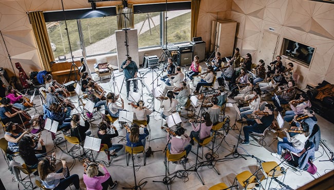 Volledig orkest in een opname-studio.