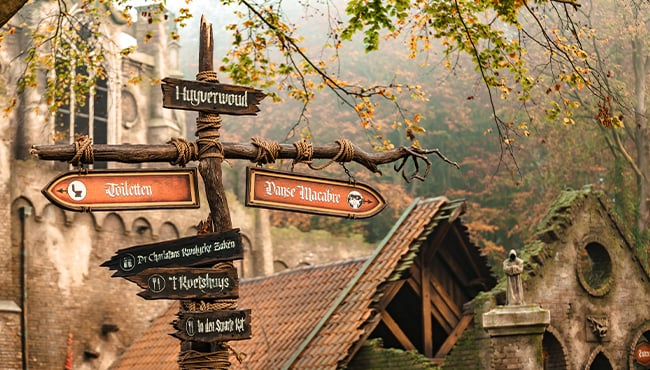 Gethematiseerde wegwijzer in een themagebied in de Efteling.