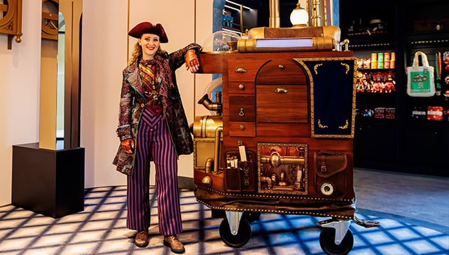 Entertainment-act WonderVaarder Jules Verreweg in het Efteling Wonder Hotel.