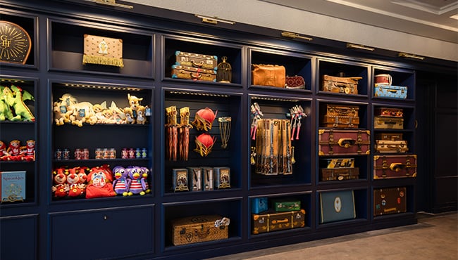 Wand met verschillende Efteling-souvenirs in het Efteling Wonder Hotel.