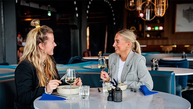 Twee vrouwen aan tafel in Restaurant Saga in het Efteling Wonder Hotel.