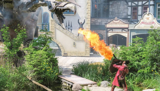 Ruiter Thomas uit de Efteling parkshow Raveleijn, vecht tegen de vijfkoppige draak.