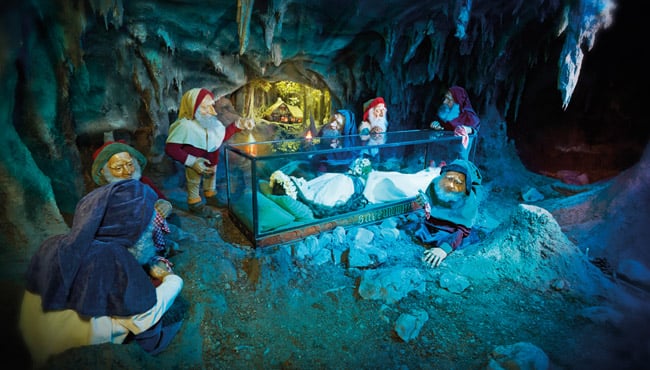 De zeven dwergen rouwen om het verlies van Sneeuwwitje