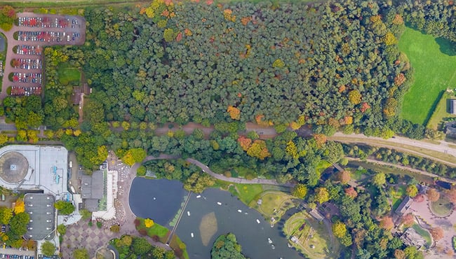Luchtfoto van het Efteling park, waar de uitbreiding plaats moet gaan vinden.