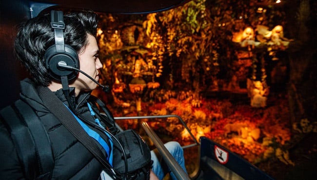 Via een headset kan het gezelschap in Droomvlucht communiceren met de personen in de Virtuele Droomvlucht