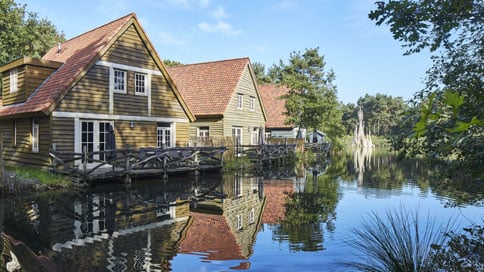 Een vakantiehuis aan het water in Vakantiepark Efteling Bosrijk.