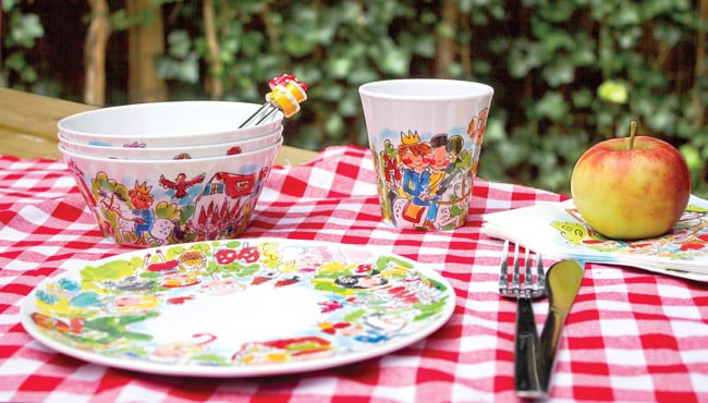 Het Efteling Blond Amsterdam Melamine servies, tentoongesteld op een tuintafel.