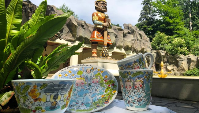 De Indische Waterlelies-set van Efteling Blond Amsterdam tentoongesteld in het Sprookjesboos, voor het sprookje De Indische Waterlelies.