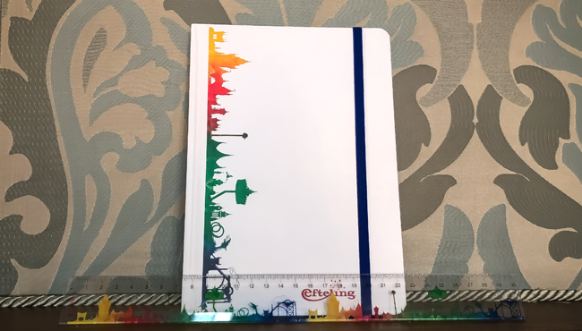 Dit notitieboekje (€ 5,50) en deze lineaal (€ 2,50) met Efteling-skyline koop je binnenkort bij de souvenirwinkels Efteldingen en Jokie’s wereld.