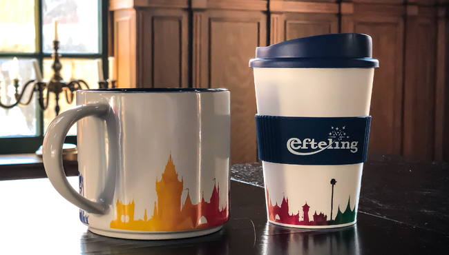 Deze nieuwe mok (€ 7,00) en mug to go (€ 9,00) met Efteling-skyline koop je binnenkort bij de souvenirwinkels Efteldingen en Jokie’s wereld.