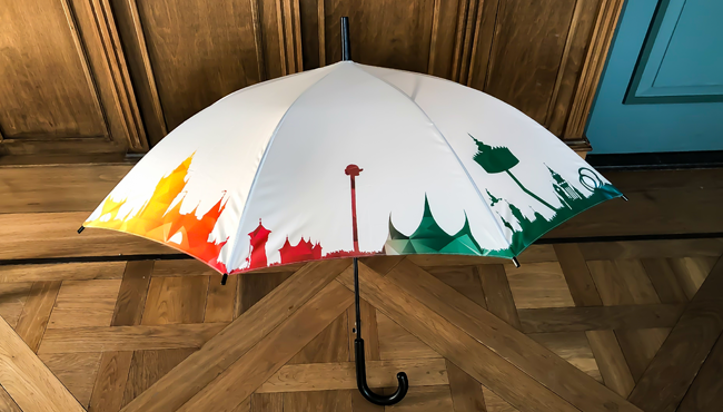 De paraplu met kleurrijke skyline van de Efteling is binnenkort verkrijgbaar voor € 10,00 bij de souvenirwinkels Efteldingen en Jokie’s wereld.