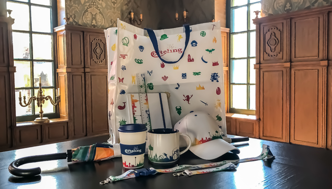 Een overzicht van alle nieuwe souvenirs met de kleurrijke skyline van de Efteling.