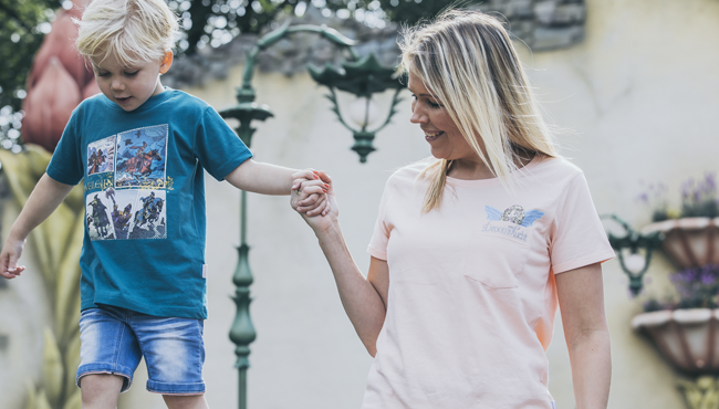 Dit schattige Droomvlucht t-shirt voor volwassenen is nu al voor € 15,-  te koop bij Dromerijen (de winkel bij attractie Droomvlucht) en Efteldingen in de maten S, M, L en XL.