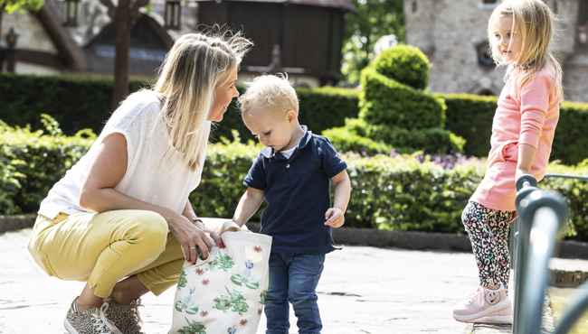 Ook deze tas van canvas met opdruk van de Indische Waterlelies is nieuw. De tas is vanaf donderdag 30 mei verkrijgbaar bij souvenirwinkel In den Ouden Marskramer voor € 5,-.