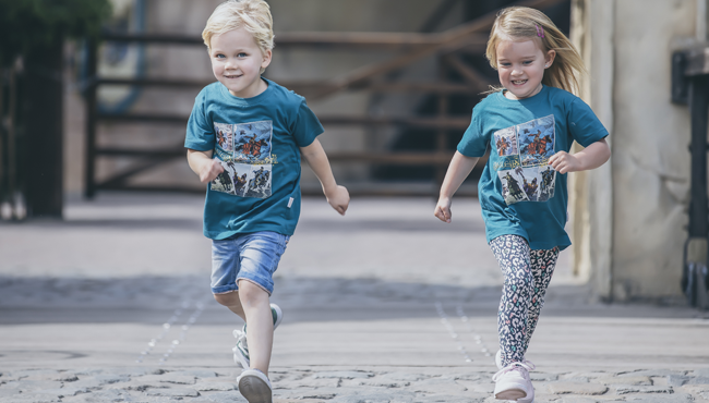 Op het nieuwe kinder t-shirt van Ravelijn staat een strip! Het shirt is vanaf 30 mei in de maten 98/104, 110/116, 122/128, 134/140, 146/152 verkrijgbaar bij Jokies Wereld, Efteldingen en In den ouden Marskramer. 