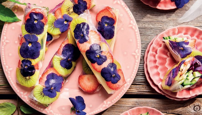 Wonderlijke loempiaatjes met groenten, fruit en bloemen