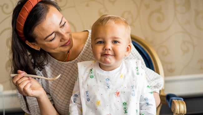 kind eet met slabbertje om