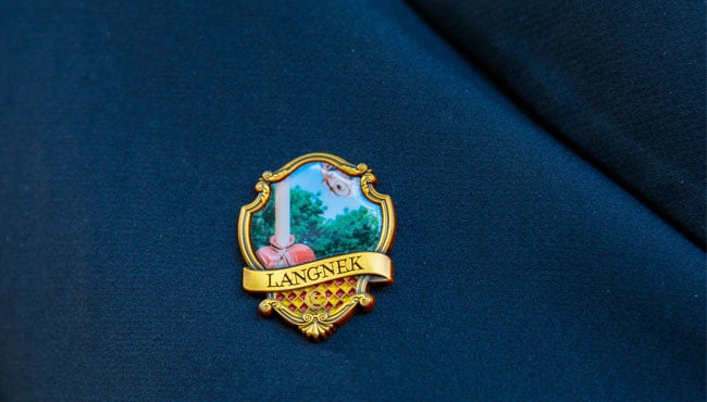 Pin Langnek op jas