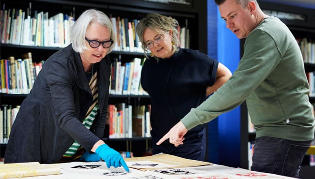 Efteling collega's kiezen met het TextielMuseum Tilburg uit schetsen