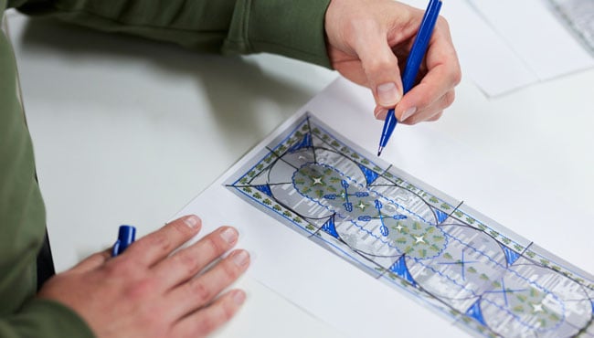 Efteling ontwerper maakt schets voor nieuwe tafellinnen-set
