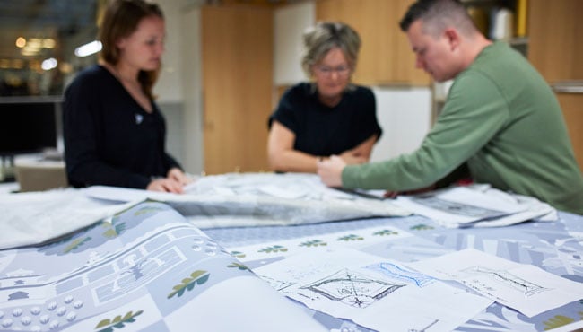 Een tafel vol schetsen en idëeen bij het TextielMuseum Tilburg