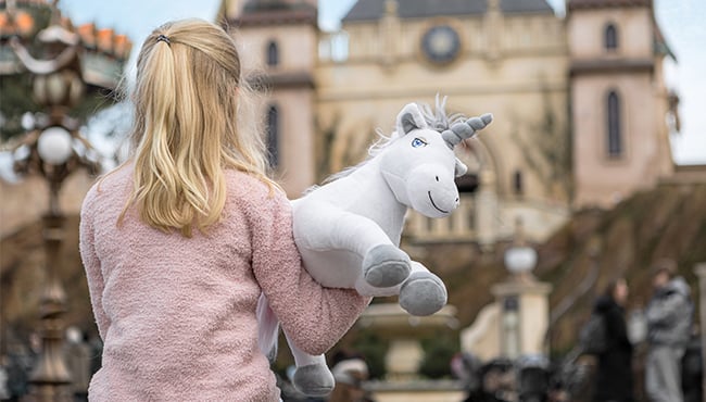 meisje met unicorn knuffel bij Symbolica