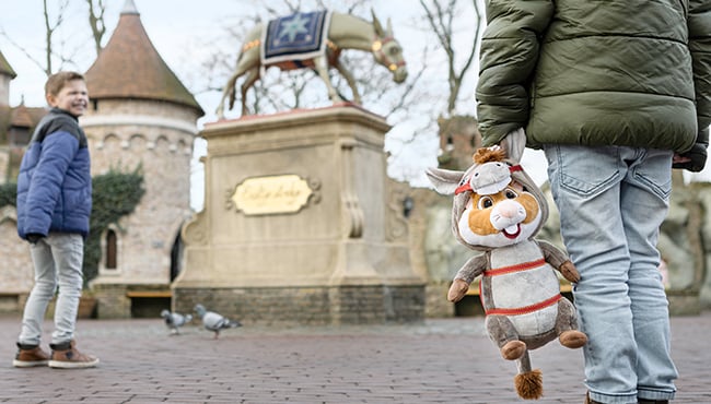 kinderen met ezel hamster knuffel bij ezeltje strekje