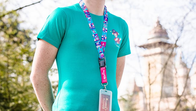 blauwgroen shirt en een keycord