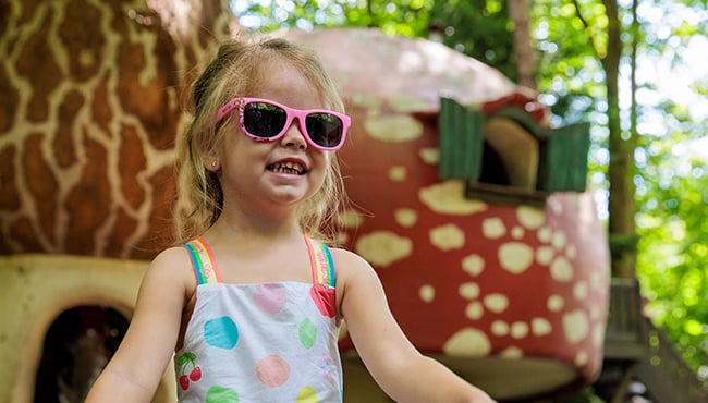 Meisje met zonnebril