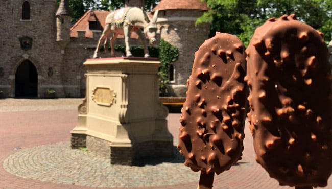 Twee Magnum ijsjes op Het Herautenplein in de Efteling.