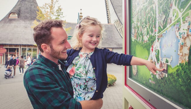 Vader met dochter bij Efteling plattegrond.